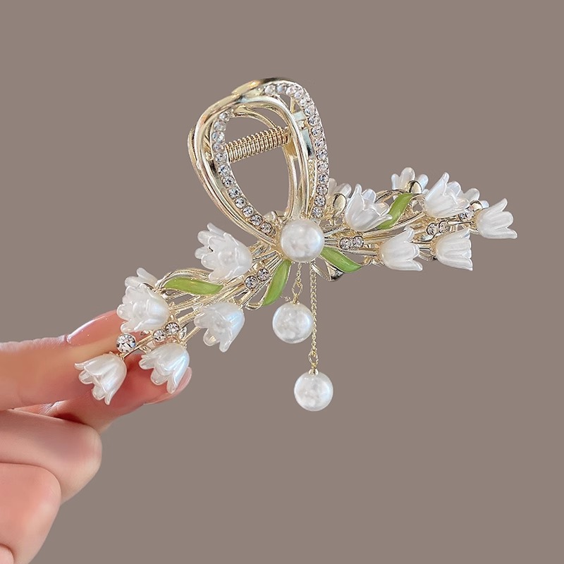 Fresh lily of the valley flower green grab clip 2023 new hair accessory metal shark clip green leaf tassel pearl rhinestone clip