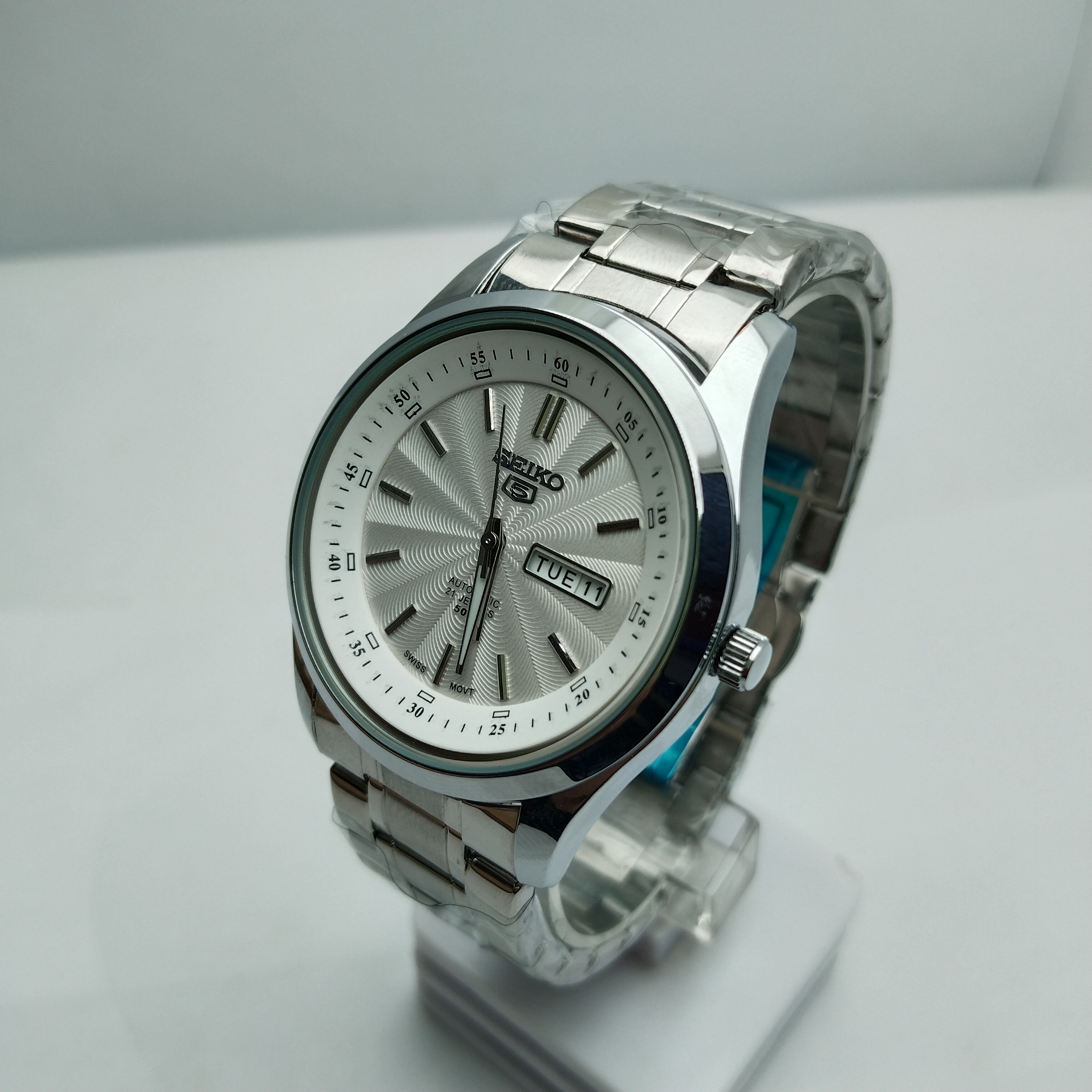 Stylish And Casual Stainless Steel Metraial Date Function Round Shape Silver Colour White Dail Premium Watch For Men - Sold By Best Suppliers