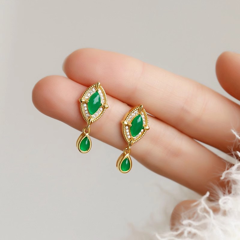 【Innovative Green Stone Diamond Earrings vintage Light Luxury Niche High-end Earrings Exquisite All-match Design