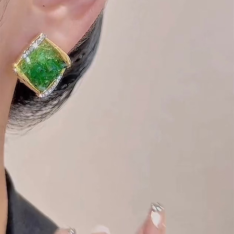 Green broken crystal geometric earrings, women's niche design, black square earrings, 2024 new cat's eye earrings