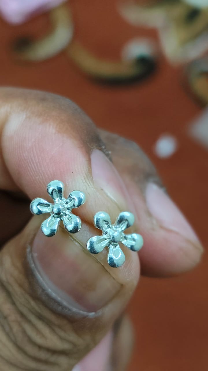 Flower Minimalist Tiny Mini Cute Small Cartilage Stud Earrings for Women Teen Girls Sensitive Ear Dainty Simple Piercing Post Screw Back Barbell Ear splash