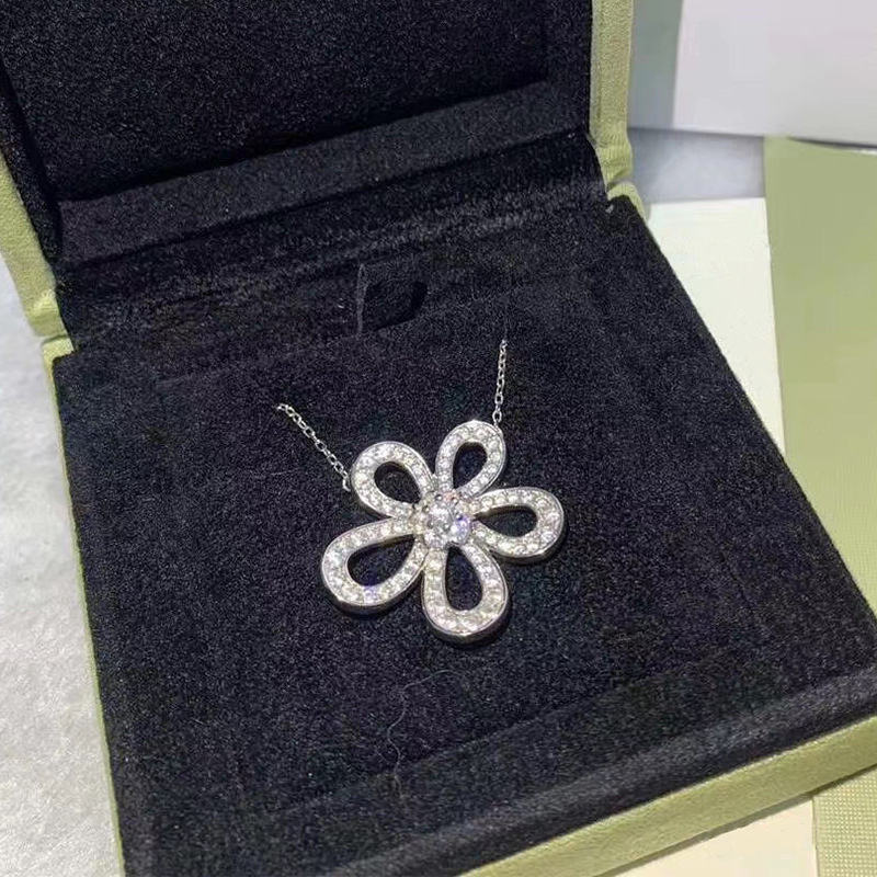 【Good sharing!】Korean-style Seiko Sunflower Necklace Women's All-match High-end Full-diamond Five-petal Flower Titanium Steel Clavicle Chain Light Luxury Elegant