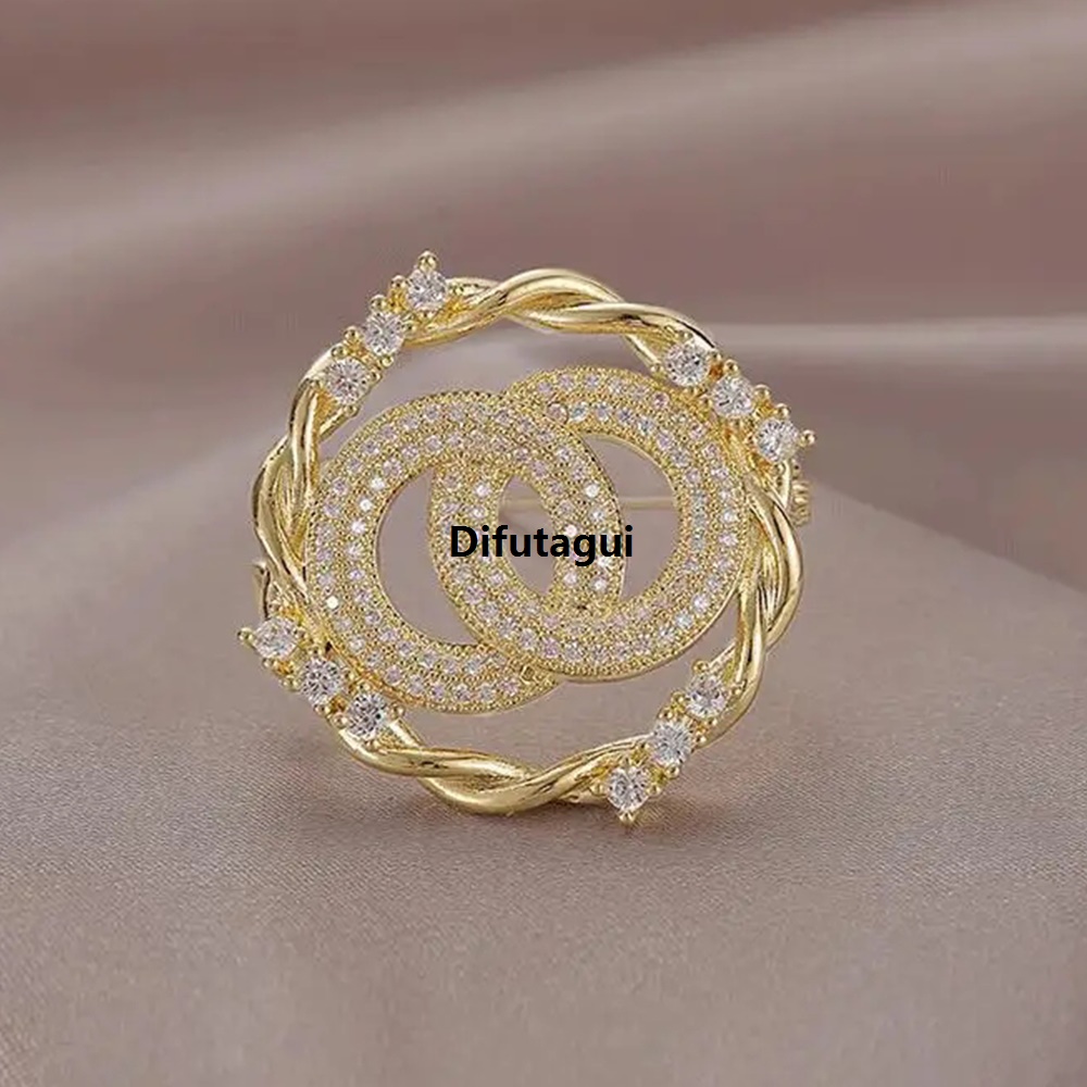 Difutagui Fashion Letter Double Ring Rhinestone Brooch Metal Three Round Circle 2025 Pins For Women Cardigan Shirt Badge Luxulry Jewelry Gifts