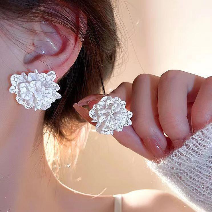 【Top-notch quality】French White Ice Crack Flower Stud Earrings for Niche Design Light Luxury Fashion Elegant Earrings