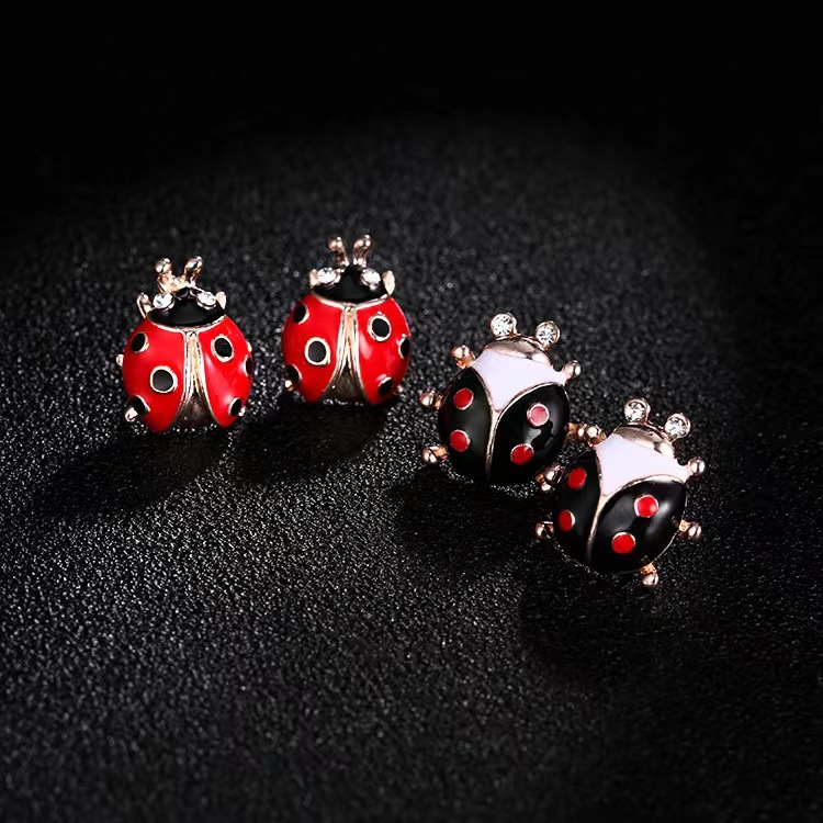 【Top-notch Japanese and Korean color retaining oil cartoon fashion cute beetle earrings small jewelry girlfriends