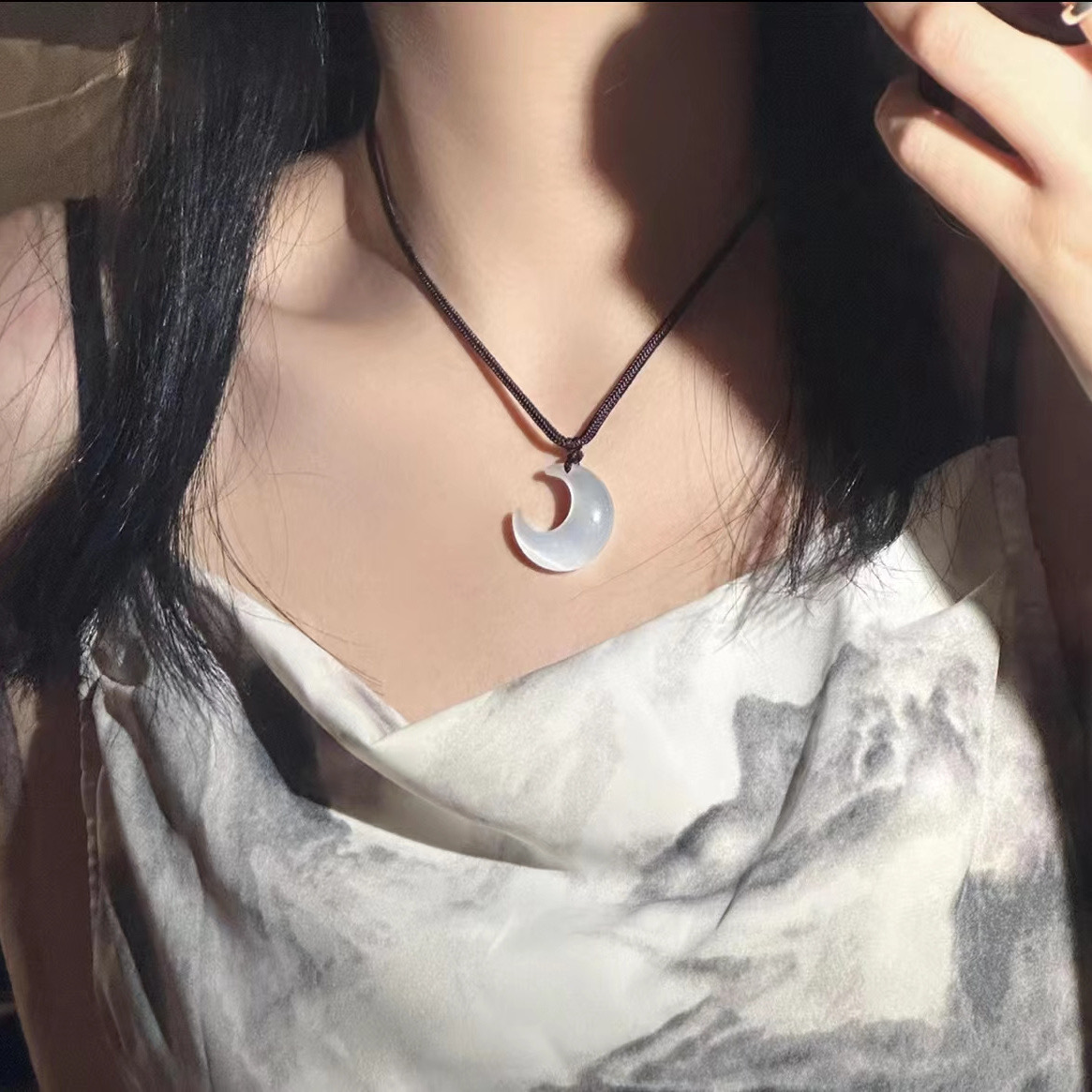 【Top-notch quality】The same small cute fairy moon crescent pendant chain female cat's eye crescent
