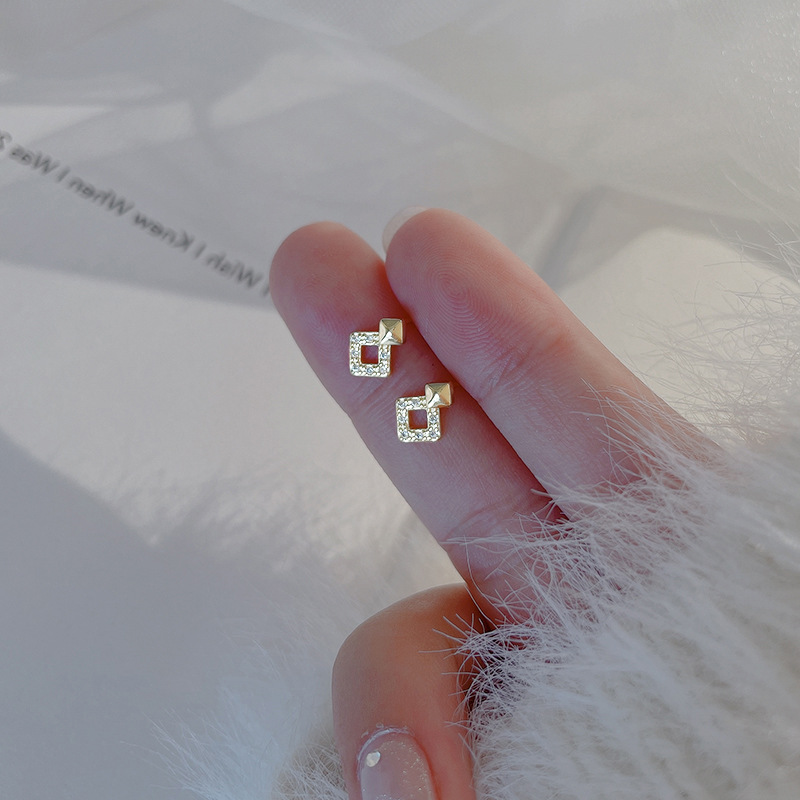 【New arrivals】Women's Earrings Ins Light Luxury Niche Design Sense Micro-inlaid Zircon Three-dimensional Square One Piece