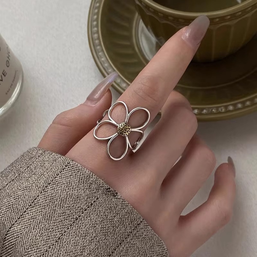 New Exaggerated Daisy Flower Ring Hollow Out Design Retro Elegant Open Rings Jewelry Accessories Adjustable Ring For Women Gift