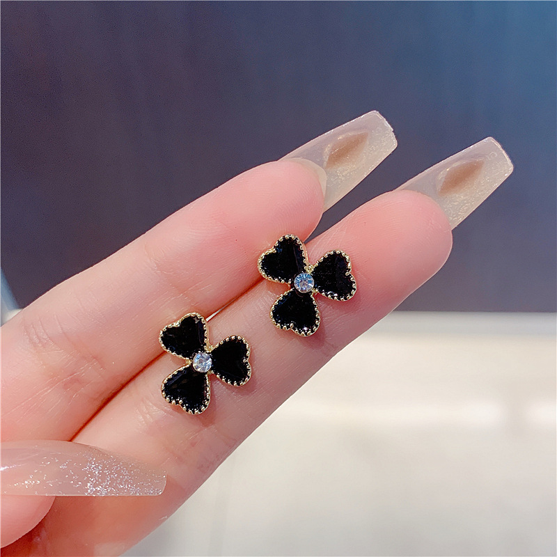 【Special offer】Korean Style Elegant Black Three-petal Flower Ear Stud Women's S925 Silver Needle New Fashionable Earrings About Jane Small All-match Earrings