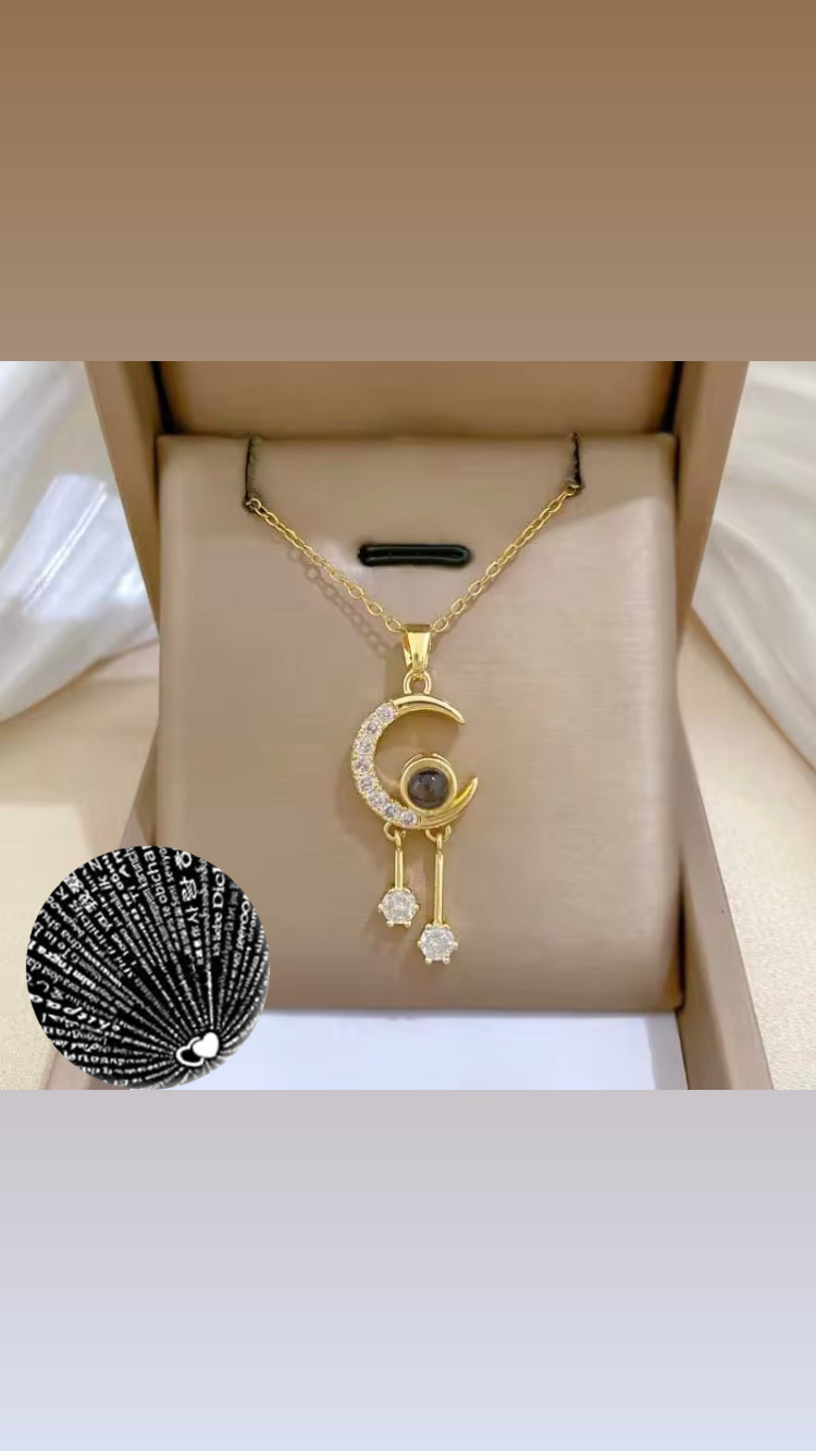 Masala Beads One Hundred Languages ''I LOVE YOU'' Kawaii Moon Design Stainless Steel Necklace For Women Luxury Rhinestone Ins Classic Pendant Exquisite Clavicle Chain Elegant Temperament Choker Necklaces Jewelry Accessories Girls Gift