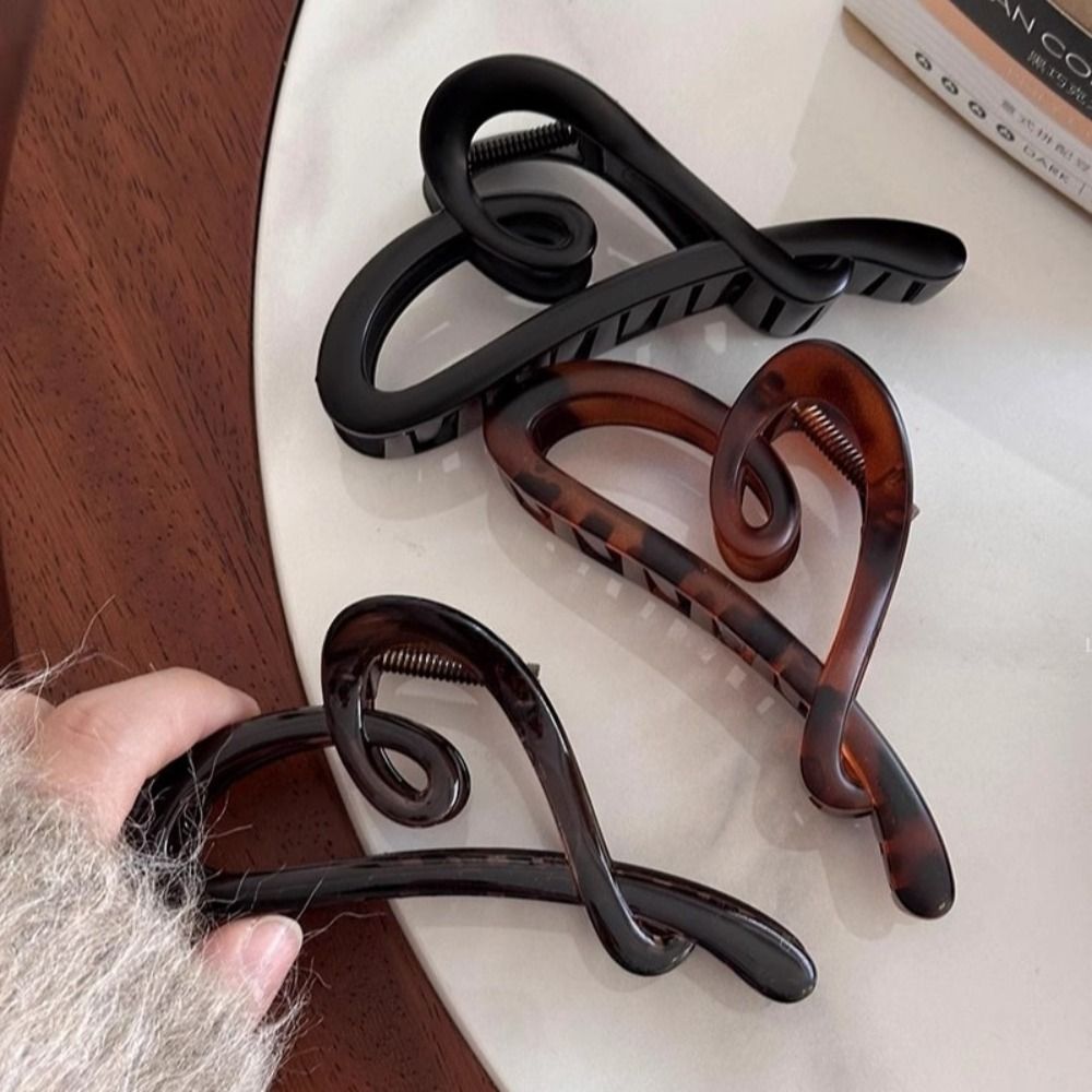 New Fashion Matte Heart Hair Claw Women Acrylic Large Size Hair Clip Shark Clip Simple Love Line Gripping Clip