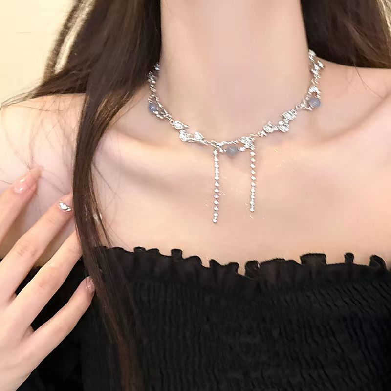 【Good sharing!】White Moonlight Zircon Clavicle Chain Women's High-end Niche Design Light Luxury Necklace Sweet Cool Spice Girl Trendy Accessories