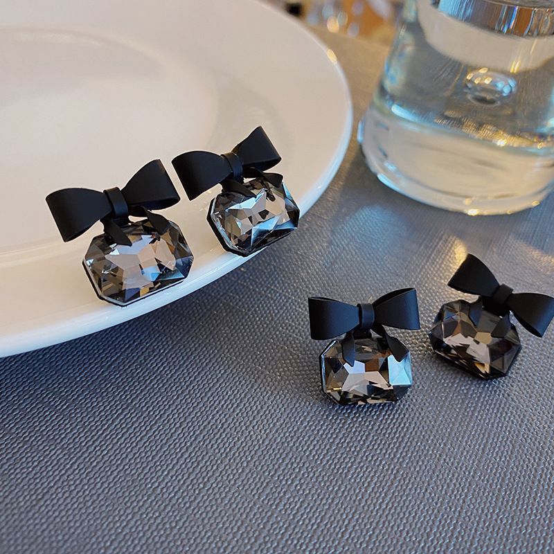 【New Arrivals】Bow Black Crystal Earrings Simple Women's Small Elegant Earrings Design Sense Commuter Earrings Silver Pin