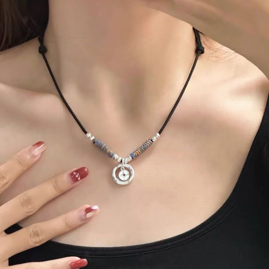 【Trendy designs】New Chinese Solid Safe Buckle Niche Collarbone sweater chain Couple Gift Adjustable Light for and Girls
