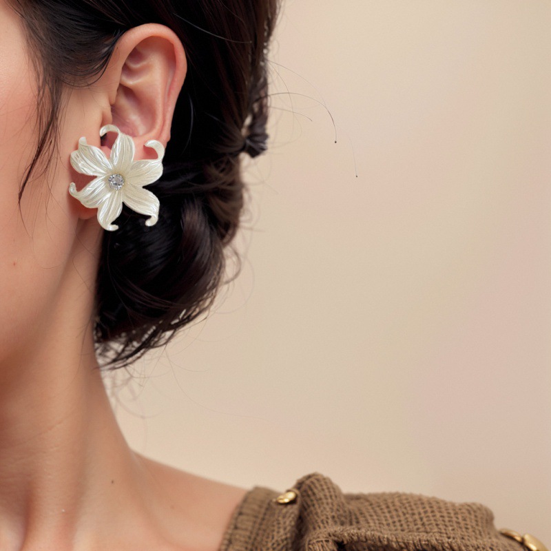 【Special offer】Unique Exaggerated White Big Flower Earrings Women's Fashionable Elegant Niche Earrings Summer High-end All-match Earrings