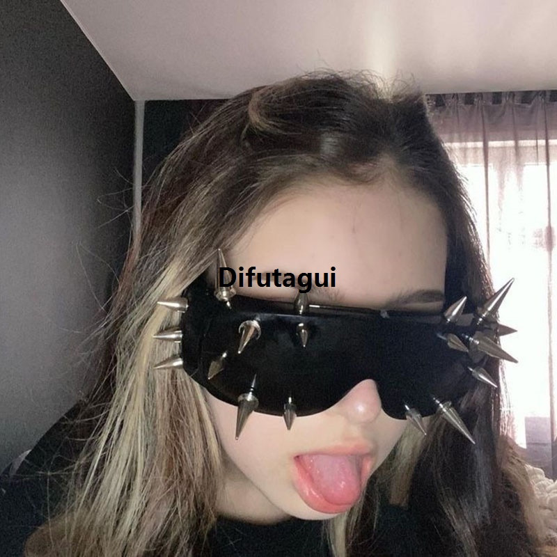 Difutagui High Quality Steampunk Rivet Cyber Spike Decor Goggles Wild Rock Sun Glasses Luxury Women Men Metal Punk Conjoined Sunglasses Trendy Cool Eyeglasses