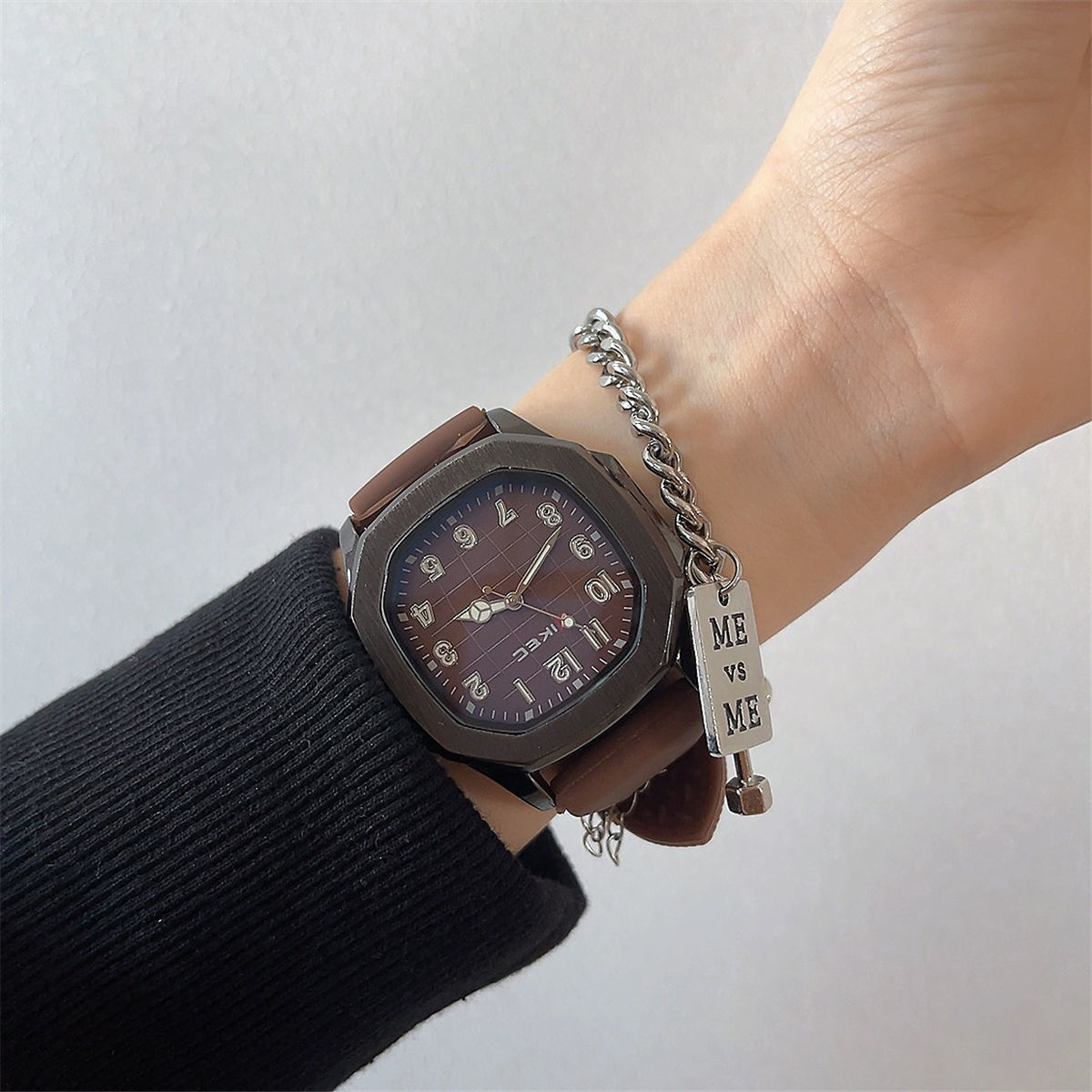 【New arrivals】Watches for Men Women, Niche Simple Trendy Youth Junior High Student Party Sports Silicone High-End Feel